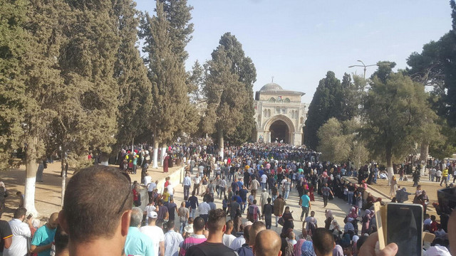 مواجهات بين الشرطة والمصلين داخل المسجد الأقصى